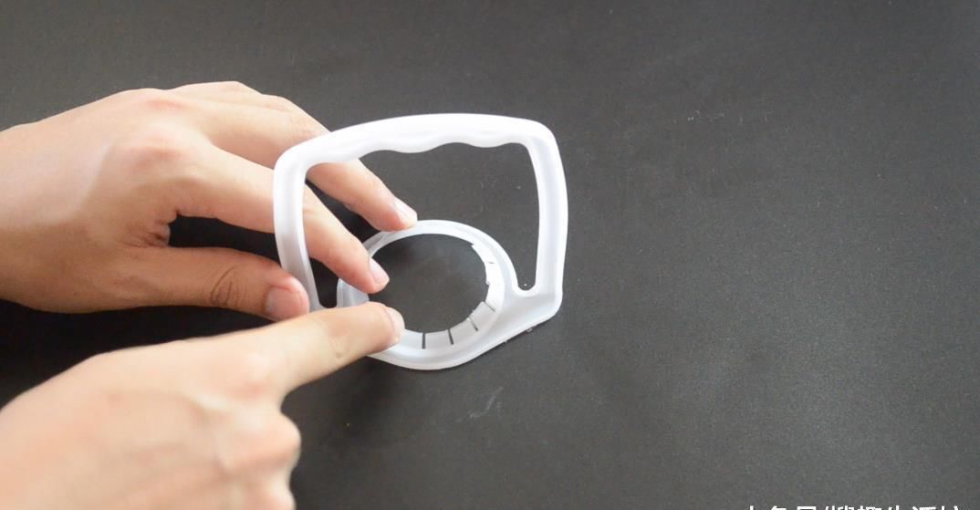 洗菜池边上放一个油桶提手, 作用太棒了, 解决了很多家庭的烦恼