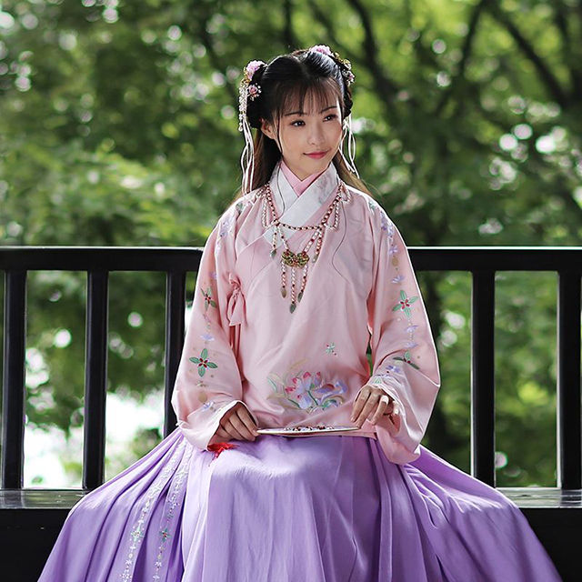 中国校服千篇一律，汉服落落大方，用汉服取代校服行得通吗？