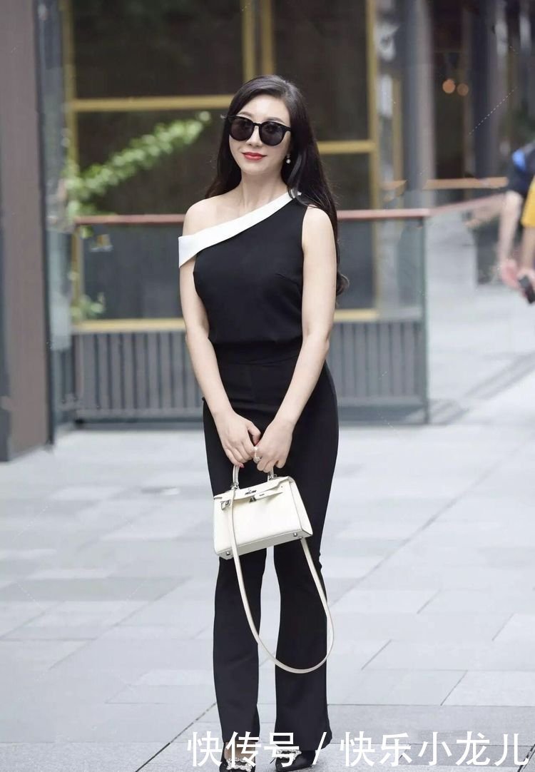 摆脱“老态”的困扰，中年女人穿搭，更有女性韵味