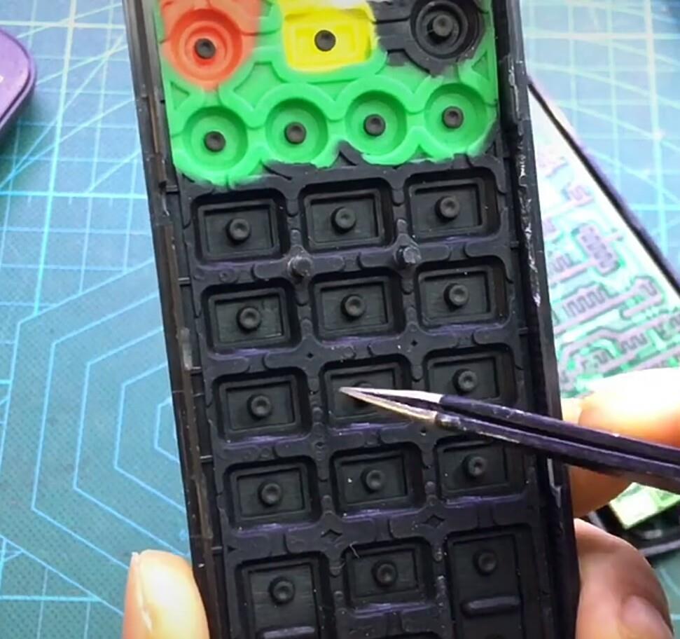 不管有钱没钱，遥控器坏了别扔，试试这个修复妙招，轻松把它搞定