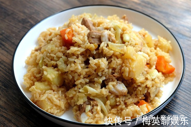 电饭锅只蒸白米饭太浪费,4种食材和大米同煮,有肉有菜香喷喷