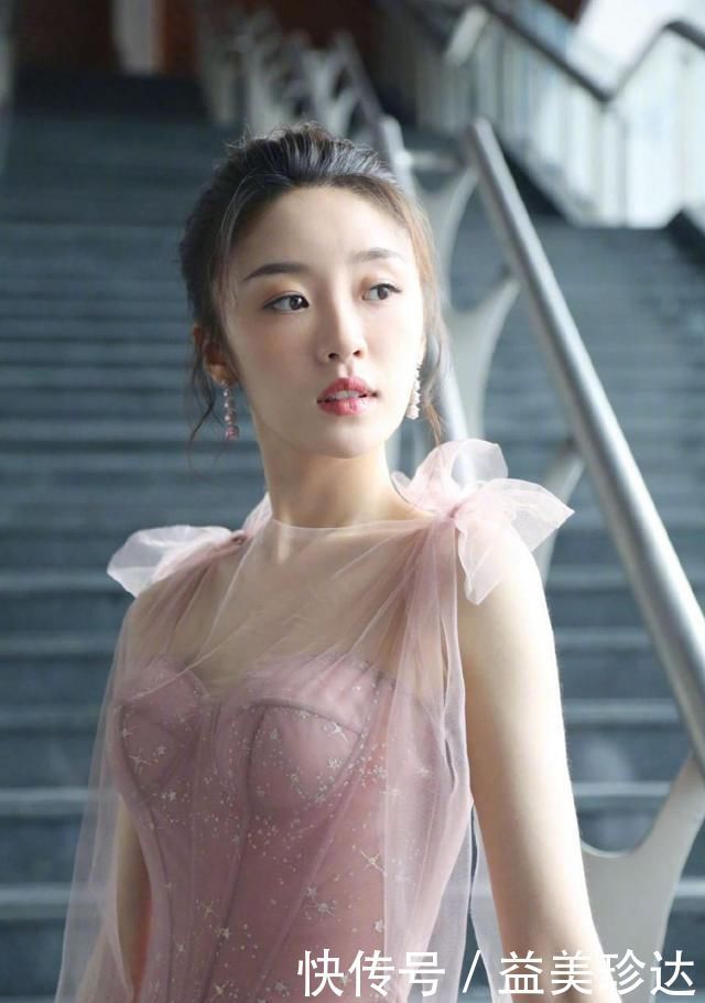 张月演绎芭蕾舞精灵,身穿一袭粉色纱裙优雅动人