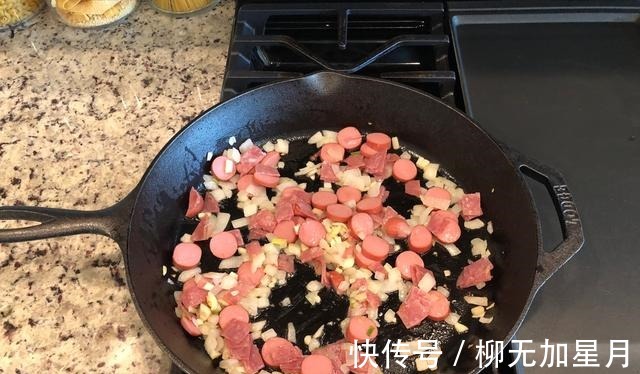 炒饭这样做,大人孩子都爱吃,搭配咸肉和蔬菜,营养又美味!
