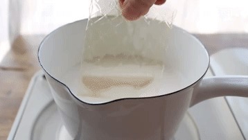 奶油焦糖布丁，1袋牛奶和少许糖，锅里简单一煮就成功