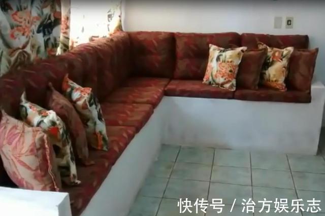 卡座|公公一根筋,客厅不放沙发,坚持红砖砌卡座,用旧床单包着,土!