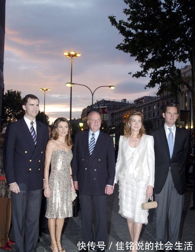 蕾丝!谁说莱蒂齐亚不爱珠宝光是腕间都很精彩,最爱婆婆送的字母手链!