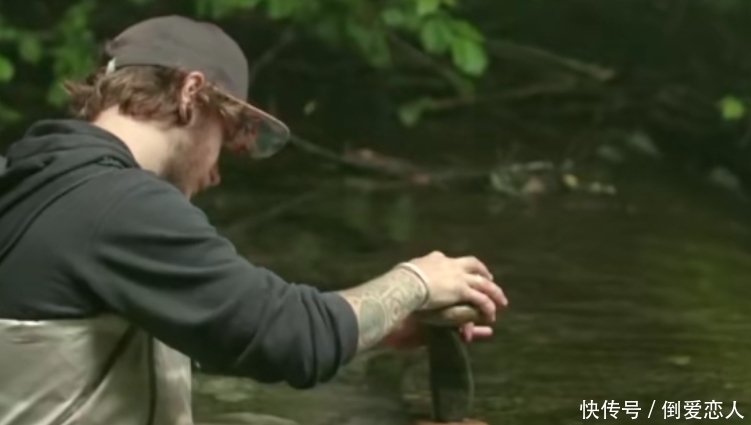 男子能把各种形状的石头完美平衡在一起 作品美轮美奂 让人折服