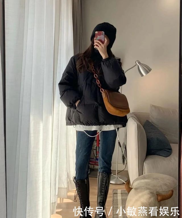 羽绒服+骑士靴,羽绒服+碎花裙,冬天这么穿又美又飒