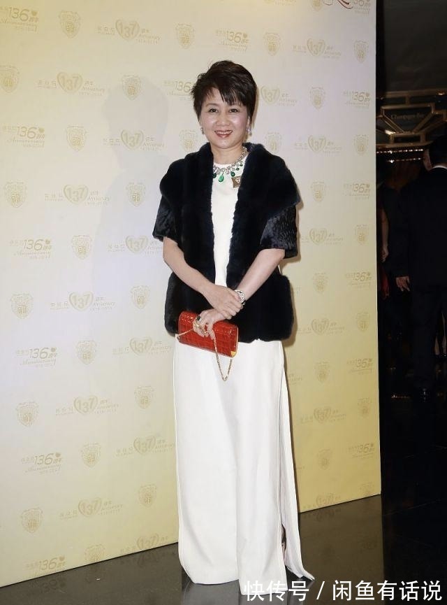 时髦|赌王四太越老越时髦,红裙叠穿红裤优雅高级,肩披皮草贵妇范十足