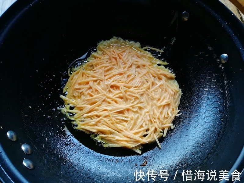 两个鸡蛋,一个地瓜,搅一搅,煎一煎,一会就做出一份早餐鸡蛋饼