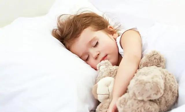 陪伴|孩子睡前必抱玩偶,不给就哭闹,家长这些因素不可忽略