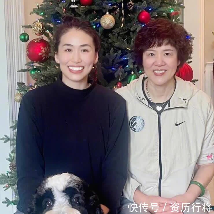 主帥|郎平61歲生日美國和女兒團(tuán)聚曝光！散步遛狗做大閘蟹：微笑氣質(zhì)佳