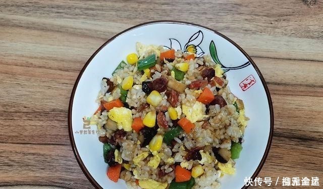 米饭|早餐我用剩饭做5色炒饭，上桌惊艳了全家，孩子真想天天吃剩饭