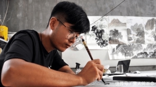 男子|90后男子白天打工,晚上熬夜画“国画”,拒绝富商高价收购