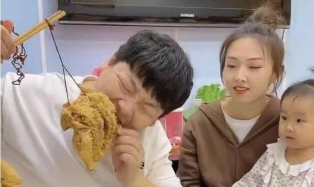 身心健康|宝爸“公平分鸡”走红,最后只留给女儿鸡骨架,网友:同情闺女