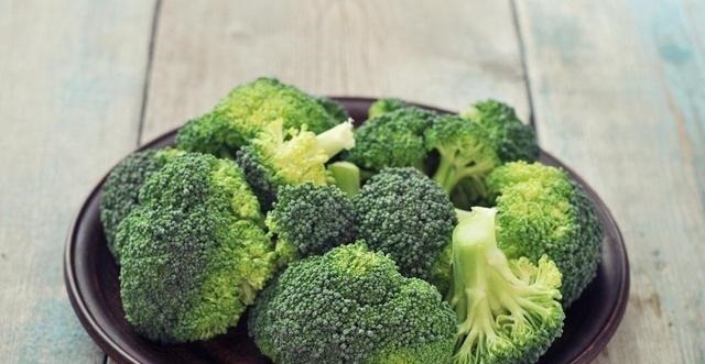 炒西兰花时,有人先焯水,有人直接炒,都不对,大厨教你正确做法