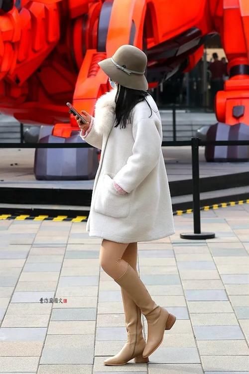 街拍:越穿越有高级感的高筒靴美女