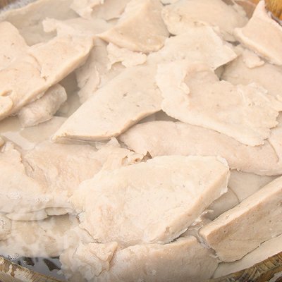  加上五花肉白辣椒一起炖