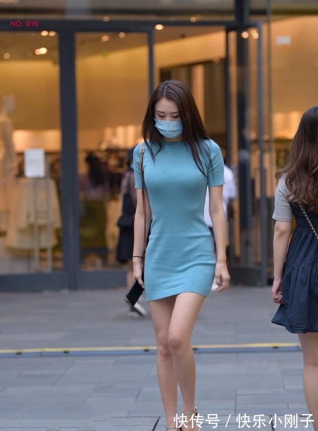 针织衫 连衣裙要搭配一双浅色的鞋子,让你放松心情,充满活力