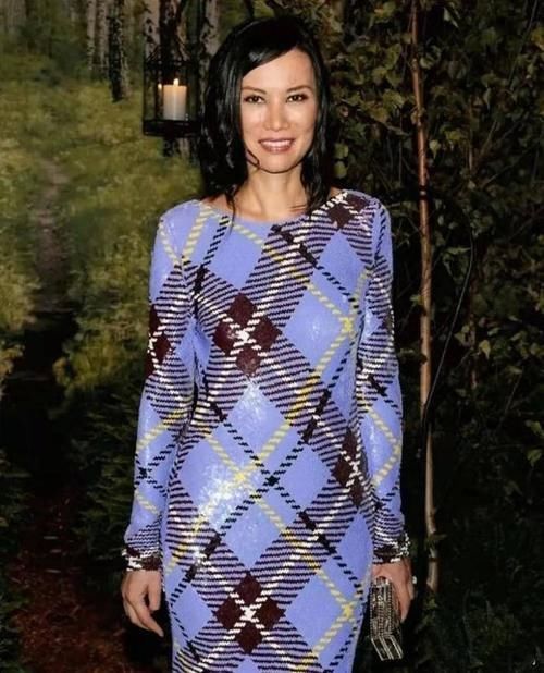 高跟鞋|52岁邓文迪才是“老来俏”,穿紧身裙装烫卷发,满脸皱纹也好看