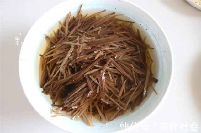 芥菜|这款开胃小咸菜，北方人餐桌上常见，炒一次吃几天，香辣下饭