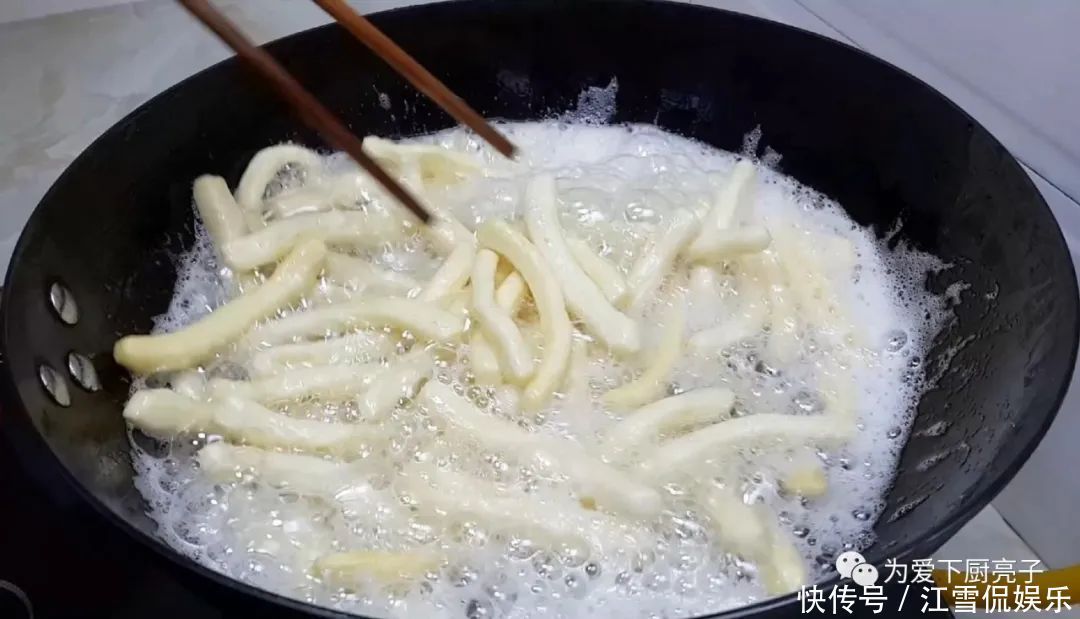  香甜|4个鸡蛋，1碗面，锅里炒一炒，又香又软又香甜，比沙琪玛还好吃！