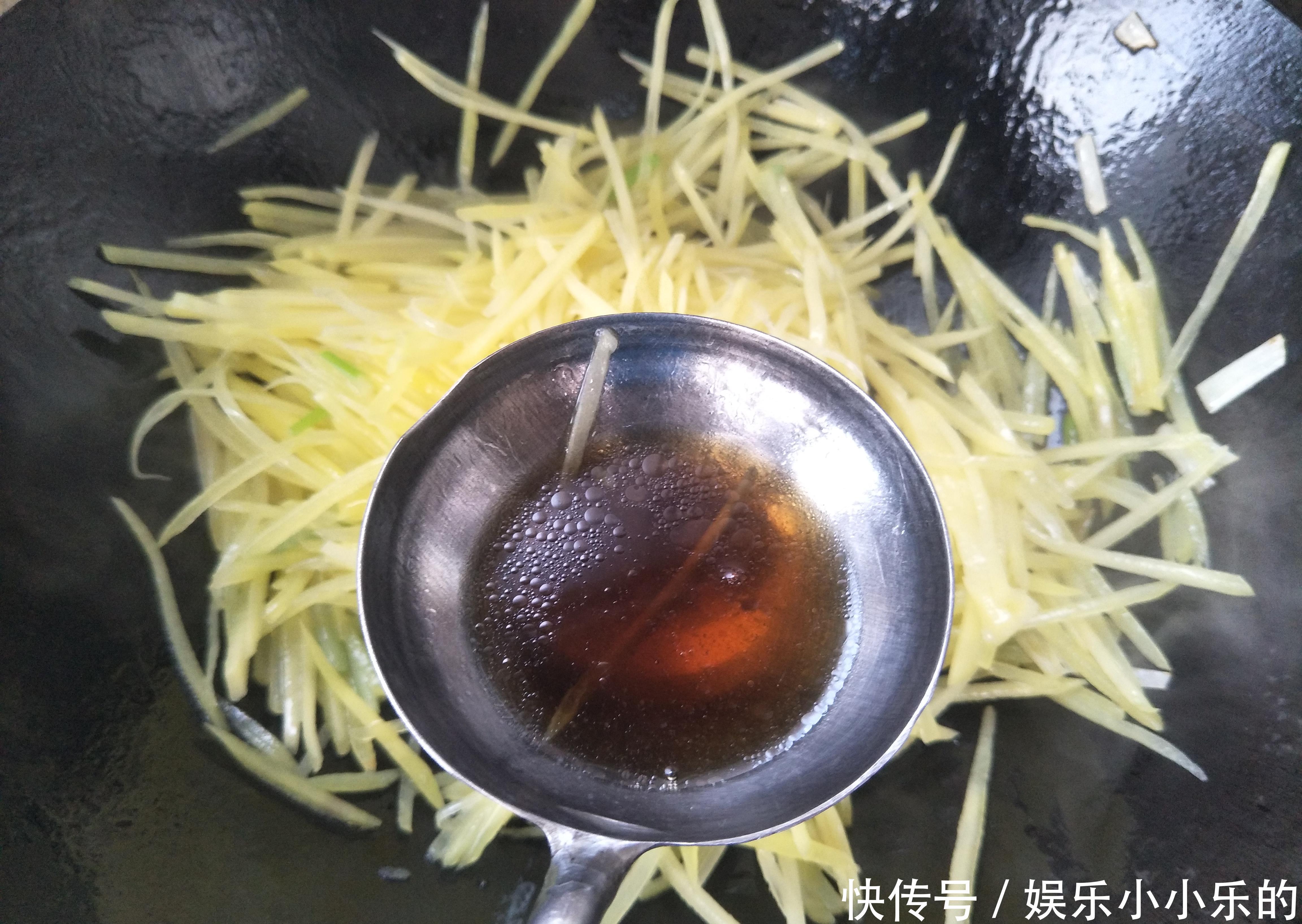 炒土豆丝时,放醋方法有讲究,教你1招,土豆丝酸香不呛口