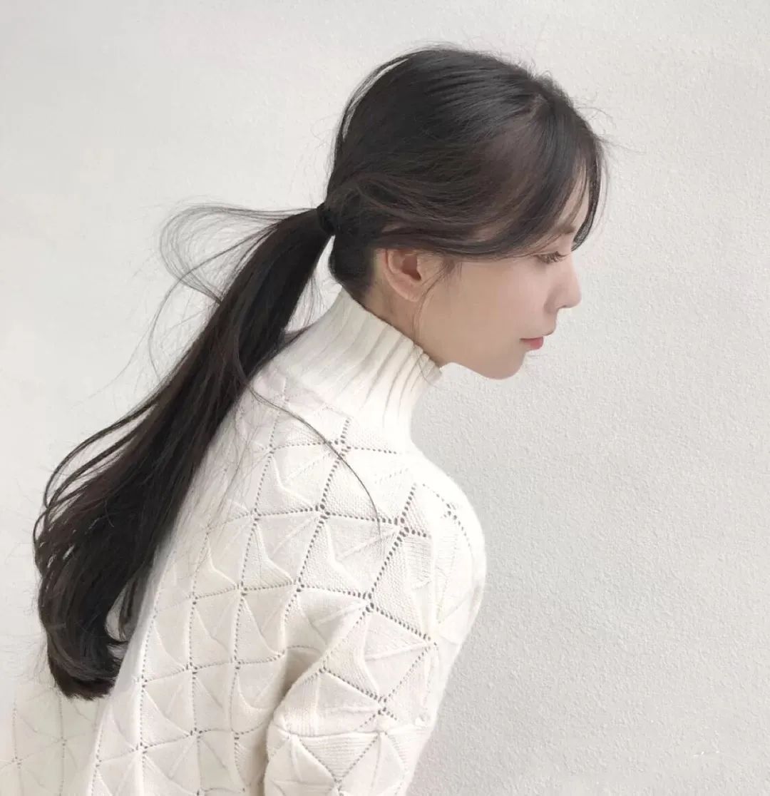 披头散发 别再披头散发了!这3个发型小技巧显嫩又高级