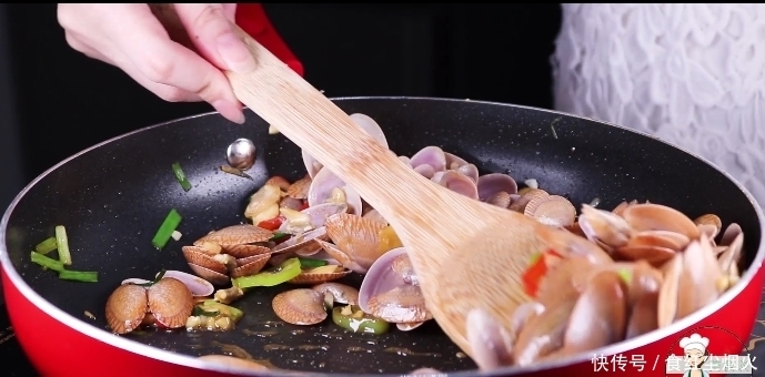 花甲|教你一个炒花甲的家常做法,锅里加点它又香又下饭,上桌就抢光了