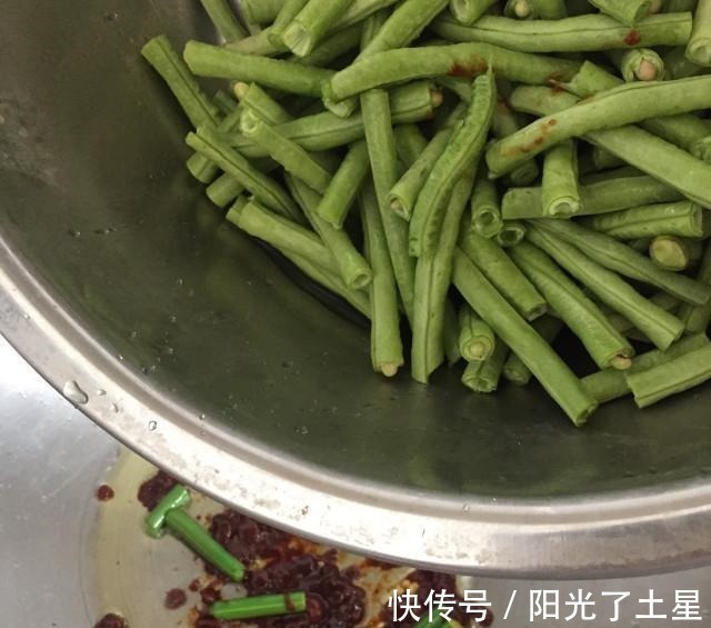 小轩|茄子焖豆角,夏日家常菜,百吃不厌!