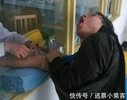 |搞笑图片幽默段子笑话:哈哈,兄弟你不要慌张,只是抽血而已