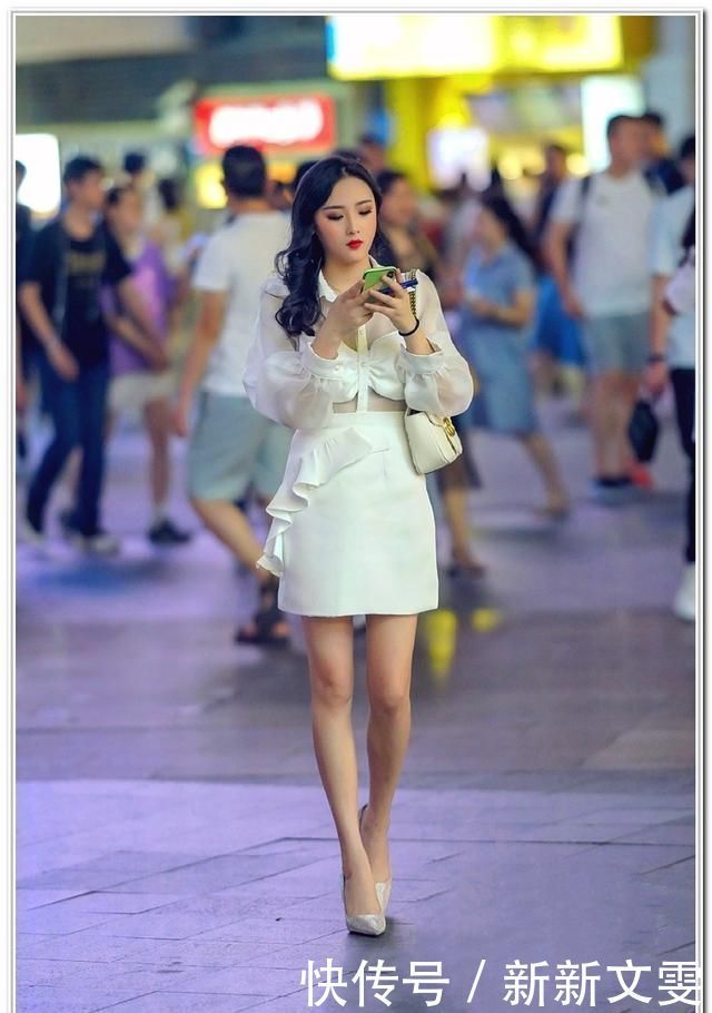 思思街拍 美少女百褶裙束腰上衣,这样搭配也能温柔可人