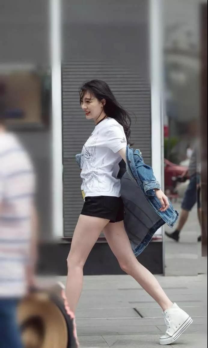 皮肤|街拍:皮肤白皙的美女,针织上衣配黑色休闲裤,青春靓丽