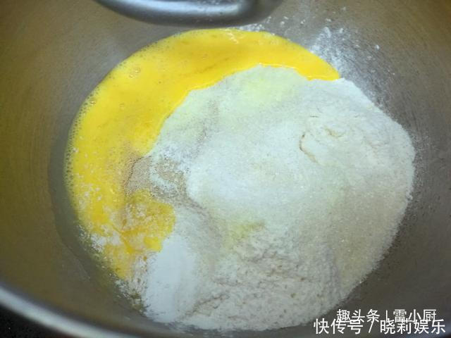 现在无需去面包店,在家轻松7步做出最好吃的葱油火腿包!