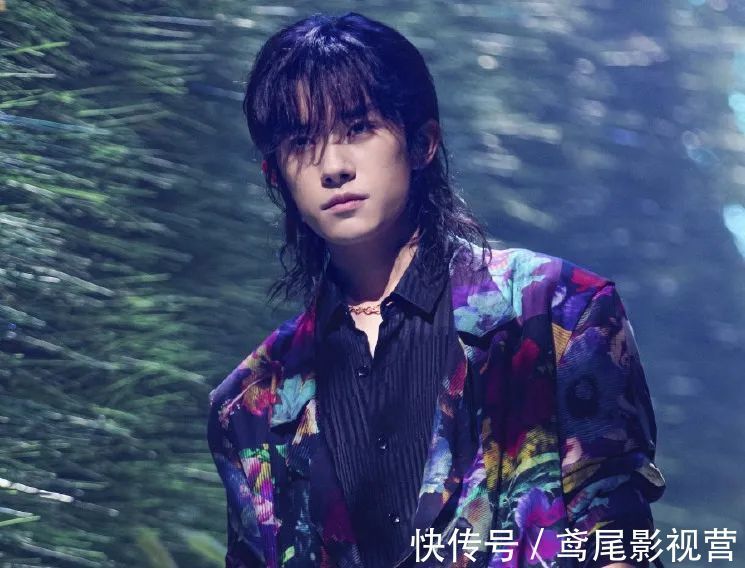 两台晚会全员真唱，年轻艺人表现亮眼，易烊千玺被前辈称赞