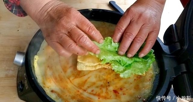 十分钟快手做煎饼果子,外韧内酥,卫生划算,不输小吃摊