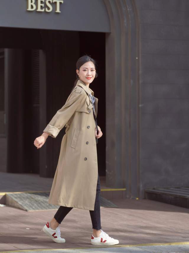 风衣|秋季,奔四奔四的女人怎么穿风衣?搭配衬衫和牛仔裤,减龄又洋气