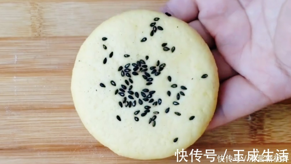 红糖|小米别再熬粥了,加2个鸡蛋,简单一做,营养又美味,出锅抢着吃