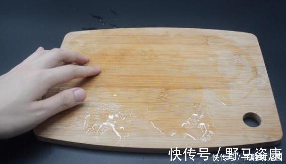 白醋倒在手心搓一搓,真的厉害了,解决了很多人的困扰