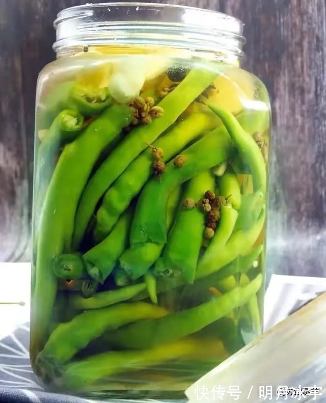 精盐|简单易学的腌辣椒方法,清香鲜辣吃起来特过瘾,放一年也不会坏