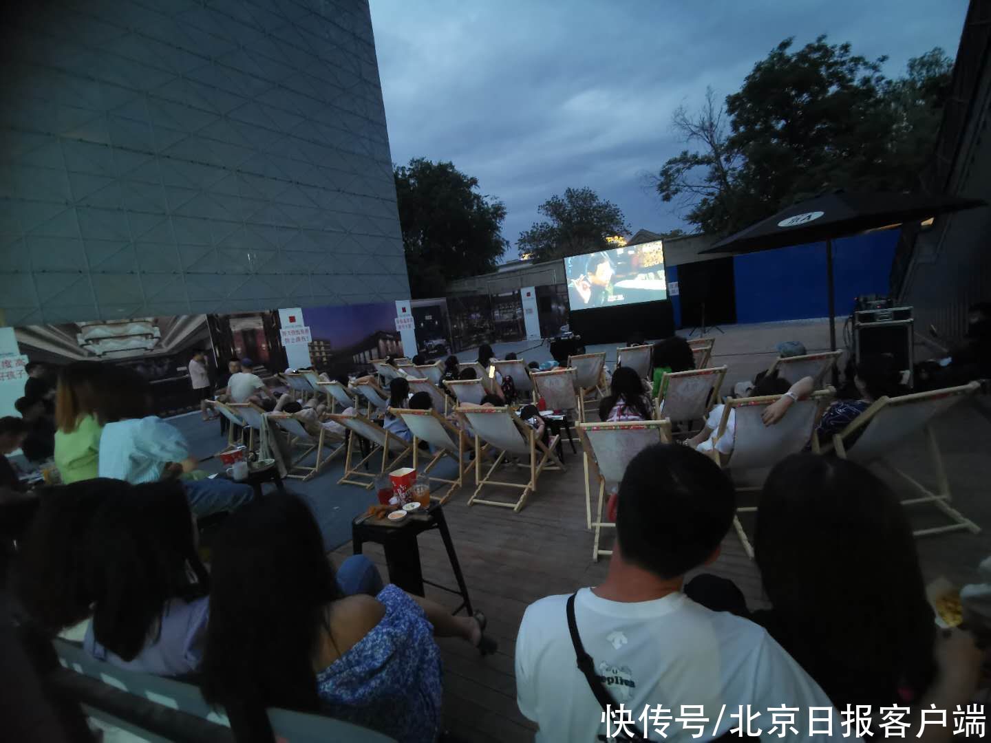 隆福寺|小马扎准备好了吗？北京夜经济出彩儿，露天电影又回来了