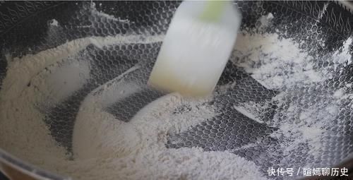 红薯别煮着吃了，教你红薯糕做法，香甜软糯又多层，咬一口特好吃