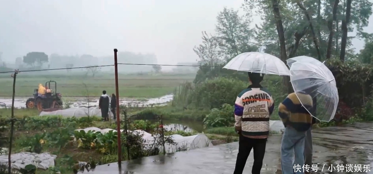 擂茶 杨紫说擂茶难磨,张艺兴拍了她一次背四次手鼓励,还说:我帮你弄