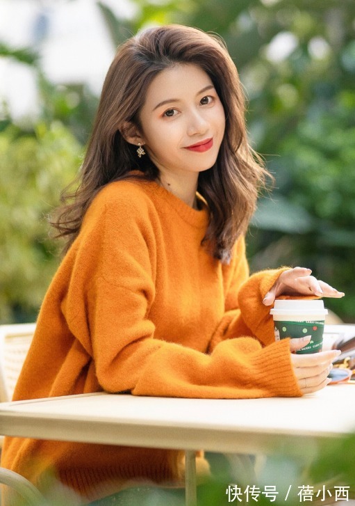 穿搭|建议多穿“针织衫”,选择这4种颜色,搭配半身裙、牛仔裤很时髦