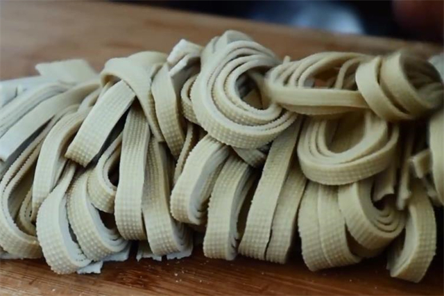 豆腐皮|砂锅方便面怎样做才好吃?原来在家做如此简单,一次做一锅不够吃