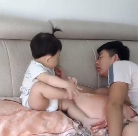 小孩|女儿抬脚给爸爸闻,宝爸立刻假装被熏倒,宝宝之后的举动笑翻网友