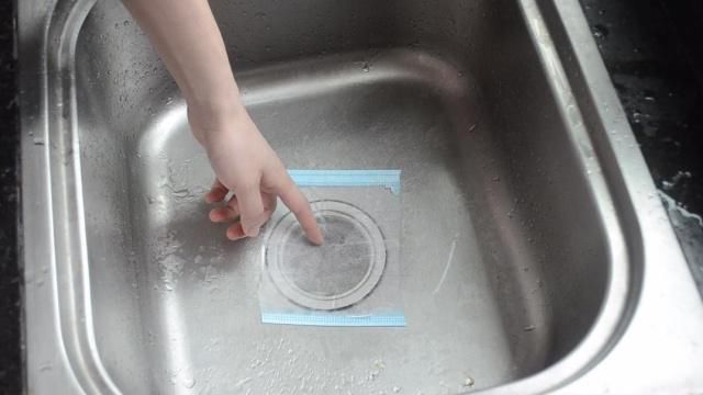 洗碗池上放个一次性口罩,这样用途太棒了,一年省下不少钱,实用