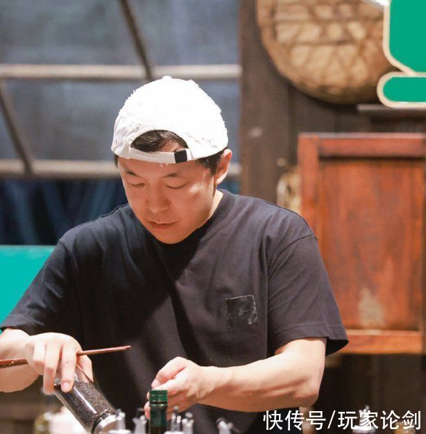 何炅|《向往5》杀青海报,嘉宾稳居C位,彭彭的衣服成亮点