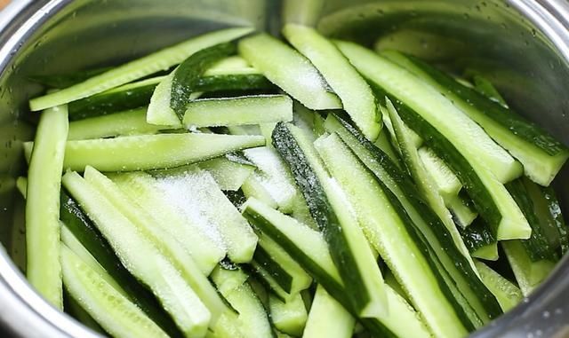 黄瓜新吃法，过年必备下酒小菜，又香又脆超简单，客人吃过都夸赞
