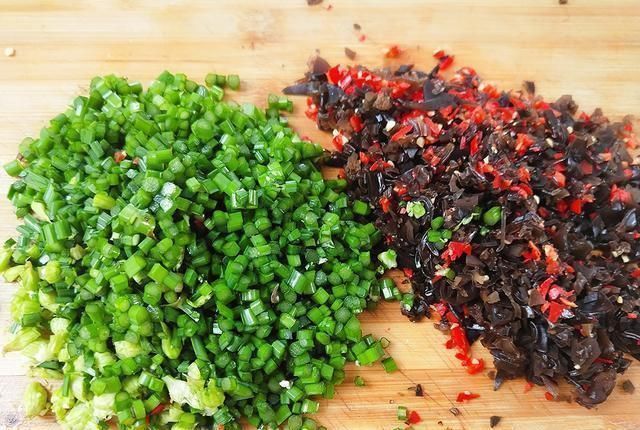 这菜用来包饺子特鲜香，比芹菜鲜嫩，比茴香更香，再不吃就等明年